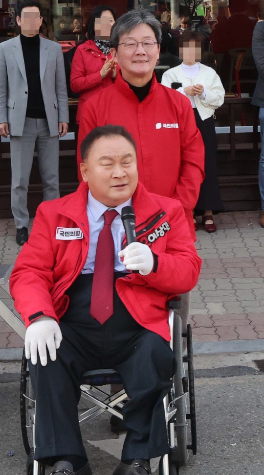 유승민 전 국민의힘 의원이 1일 대덕특구 연구소가 밀집된 대전 유성을 선거구를 찾아 이상민 후보의 선거운동을 돕고 있다. 그는 정부의 연구개발 예산삭감으로 상처받은 주민들에게 반성하겠다고 말했다.<연합뉴스>